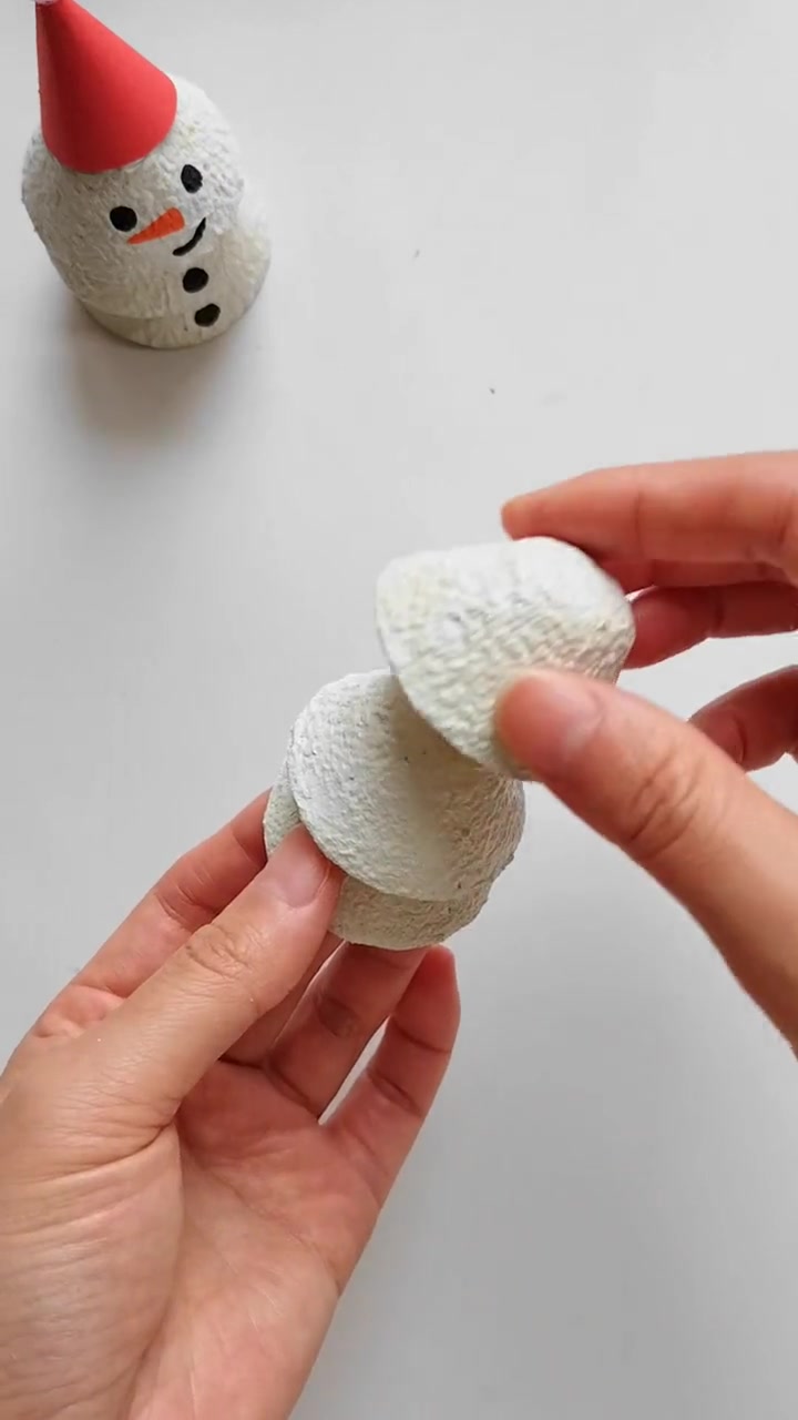 鸡蛋托不要丢,简单改造,做成小雪人摆件超可爱,快来试试吧。冬天手工 圣诞节手工 手工摆件 