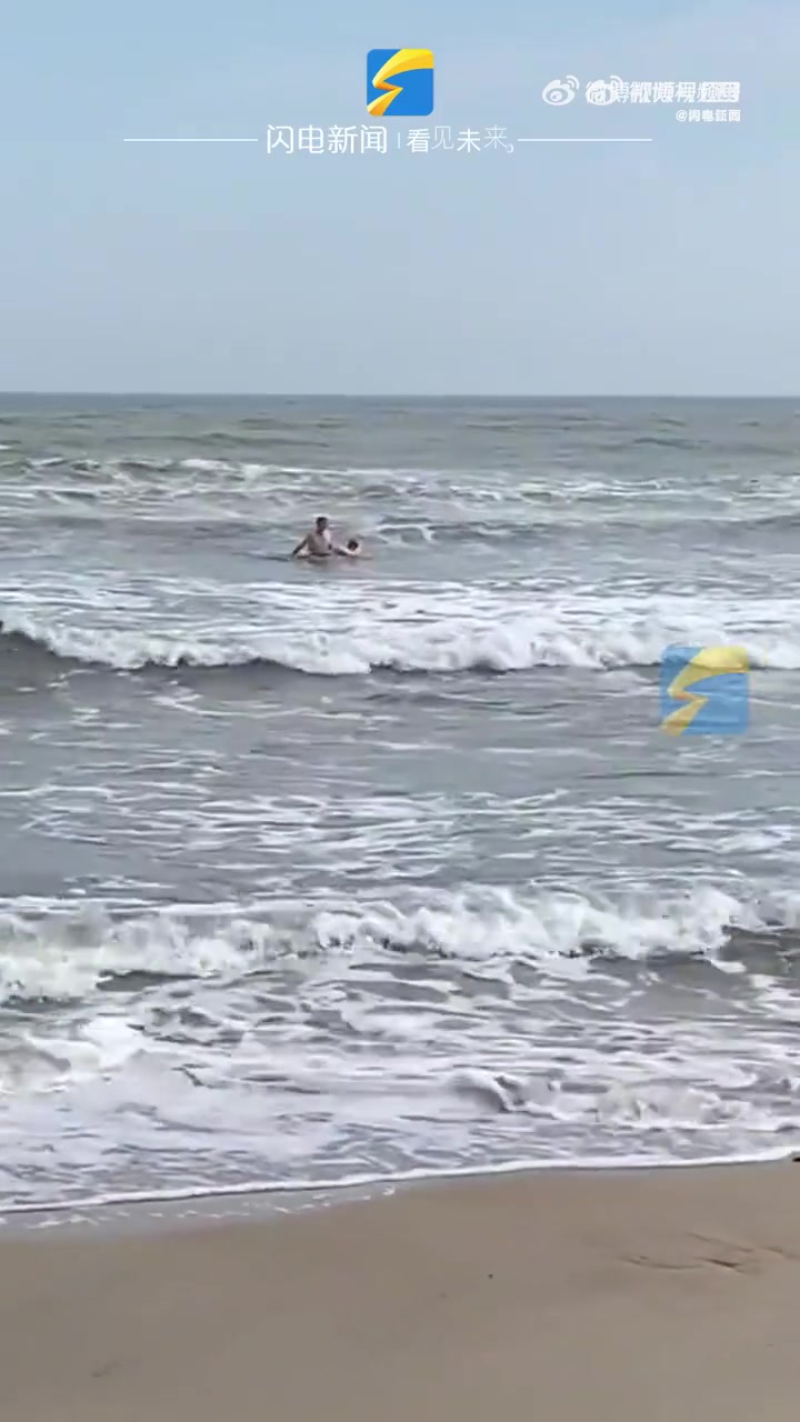 「男孩被海浪卷走陌生男子跳海救人」近日,广东汕头,男孩海边游泳不慎被巨浪卷入海中,离岸边越