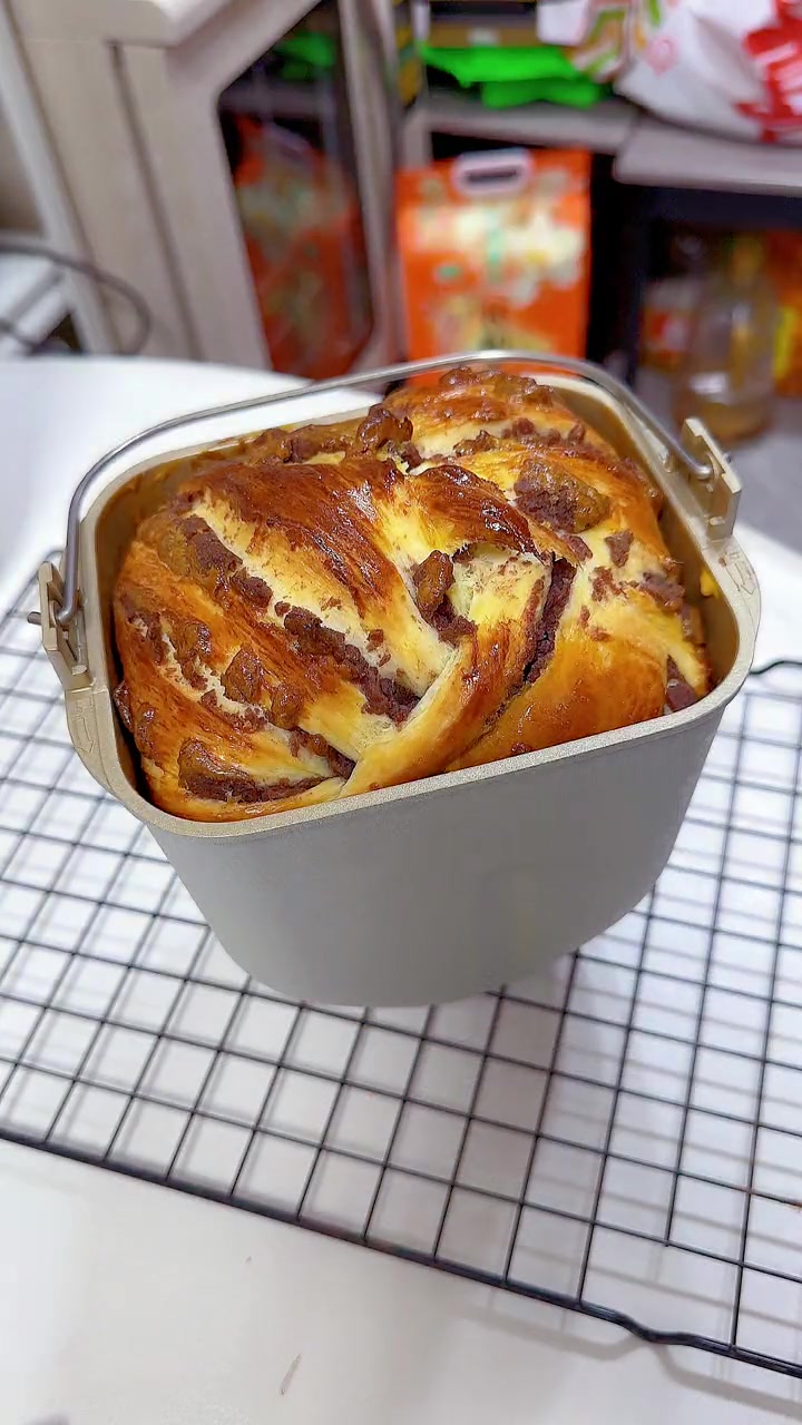 创作灵感 心里想的做个肉松吐司,结果中间临时有事改做豆沙吐司,亲们一定要试试面包机做吐司爽