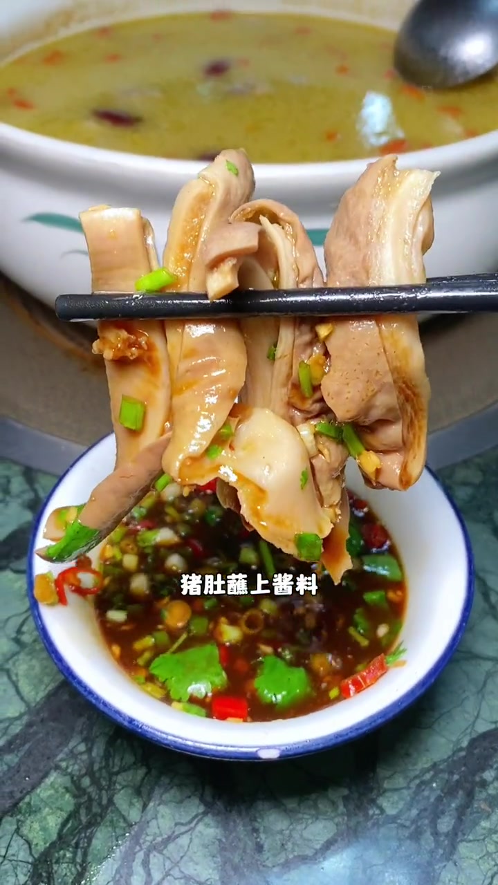 大老远从深圳开车过来凤岗五联,就是为了吃他们家99.9的猪肚鸡2到3人餐,吃猪肚鸡暖心又暖