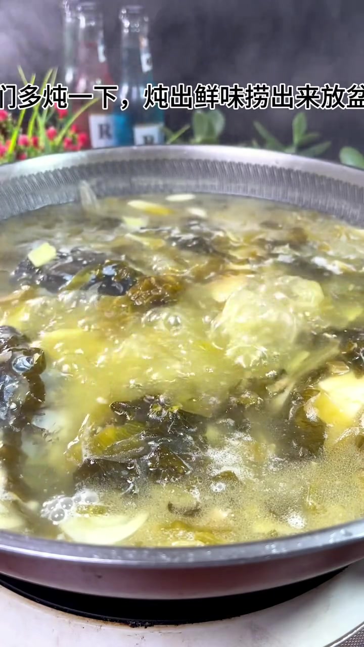 天气凉了,在家做个酸菜鱼,吃了鱼肉在来上一碗汤,酸辣开胃吃了又暖和真不错 美食教程 好吃的