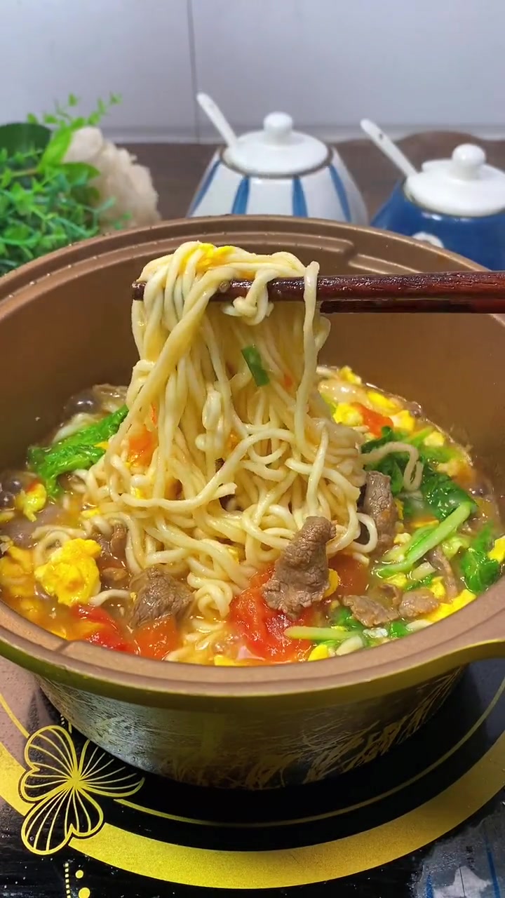 这样做的番茄牛肉鸡蛋面也太香了,汤鲜肉嫩面入味,孩子可喜欢了 儿童美食 番茄牛肉面 方便面