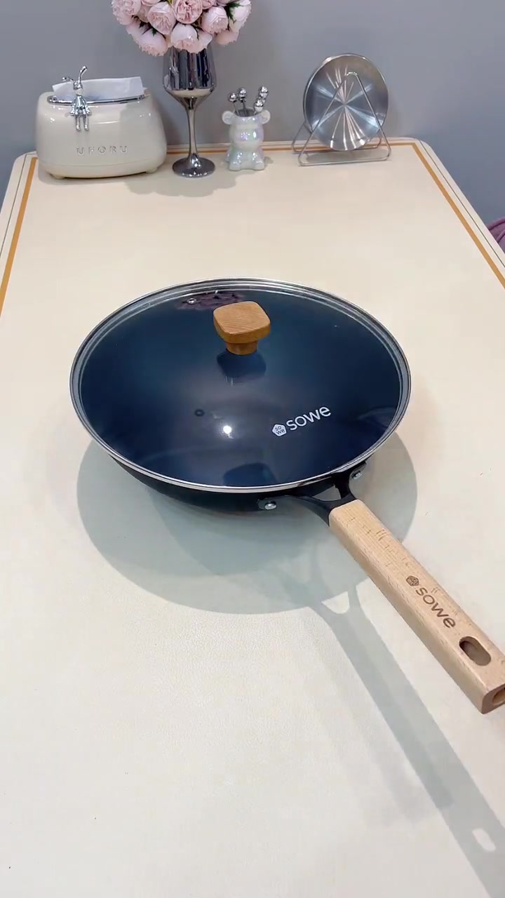 姐妹们!强烈推荐这口铁锅 炒菜真的好吃 而且自重轻炒菜也不粘锅还好打理!铁锅 老式铁锅