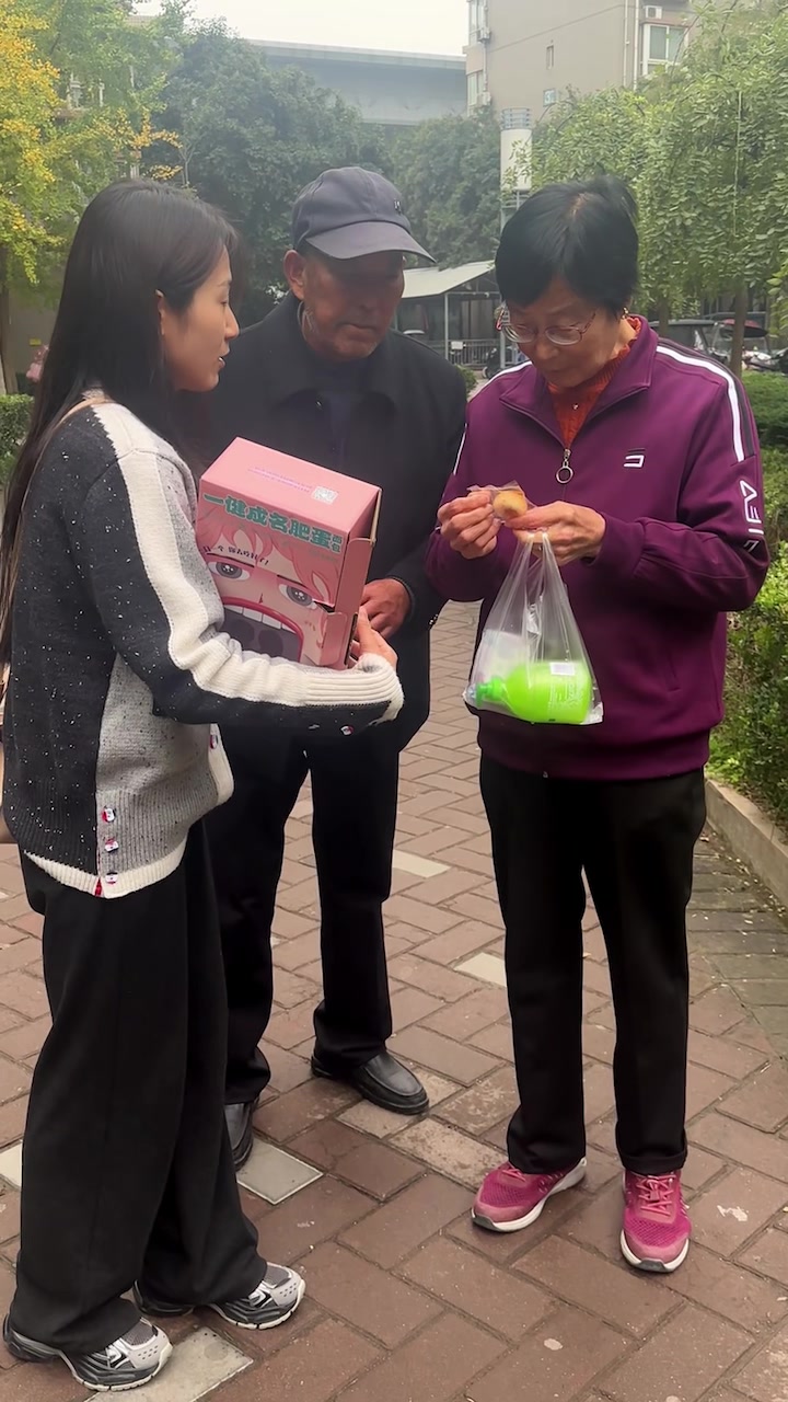 “少年夫妻老来伴”老两口一起试吃全麦面包!