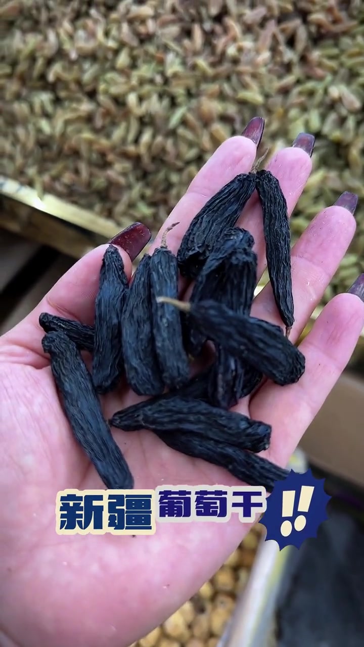 来新疆要的吃不仅有美食还有琳琅满目的干果,并且是超乎想象的大,来一趟一定要带它们回家 新疆