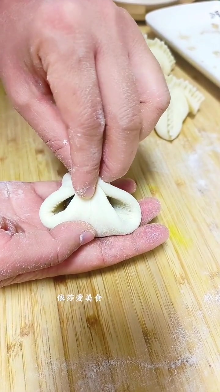 姐妹们糖包和面方法在视频中 想要蒸出来的糖包白那就把面多揉 蒸出来就是水光肌 糖包的做法 