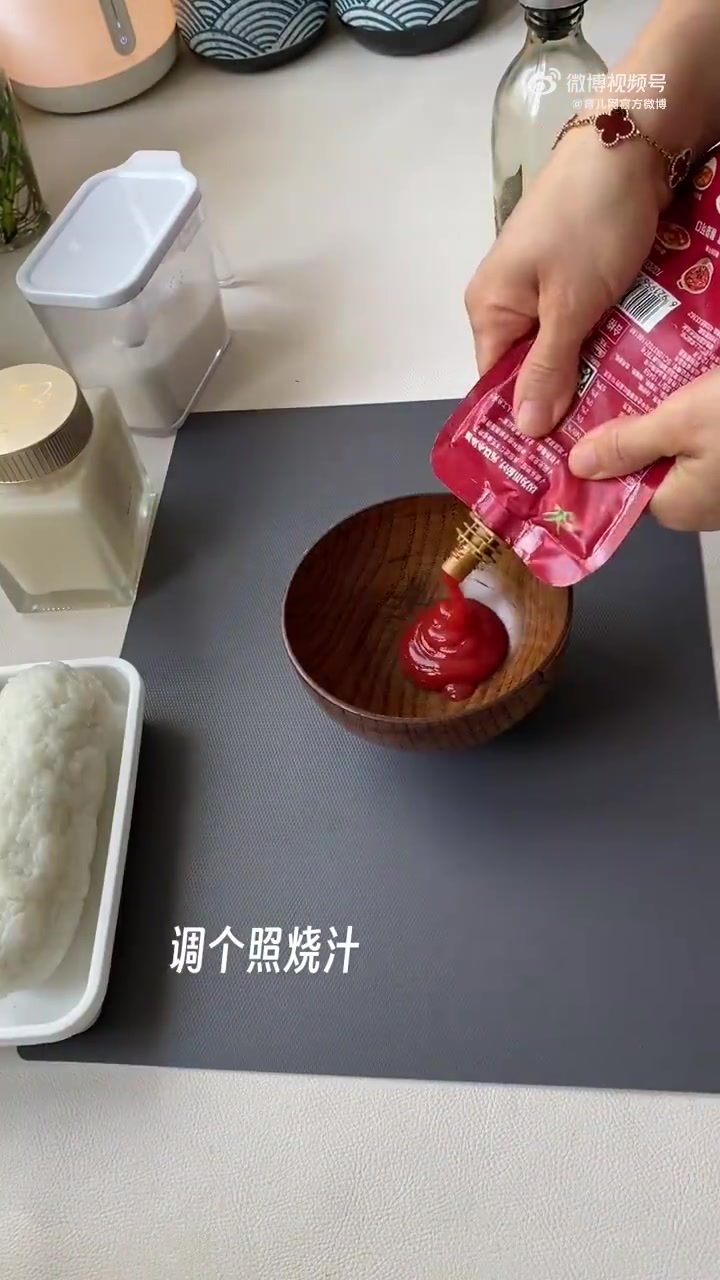 「儿童美食」家里的剩米饭一定要试试这么做!真是剩米饭的第101种吃法,芝士香肠再搭配上可口