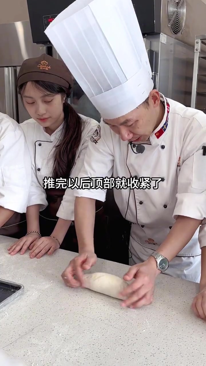 零基础学烘焙难不难,零基础学法棍,非常考验面包师的技术,想要最好一个法棍,任何一个技巧都不