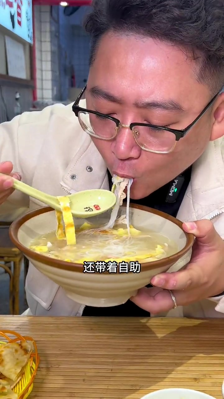 天冷了喝一碗热乎乎的老鸡汤也太舒服了 附近美食 天儿冷吃点啥 这一碗好过瘾 鸡汤 老母鸡汤