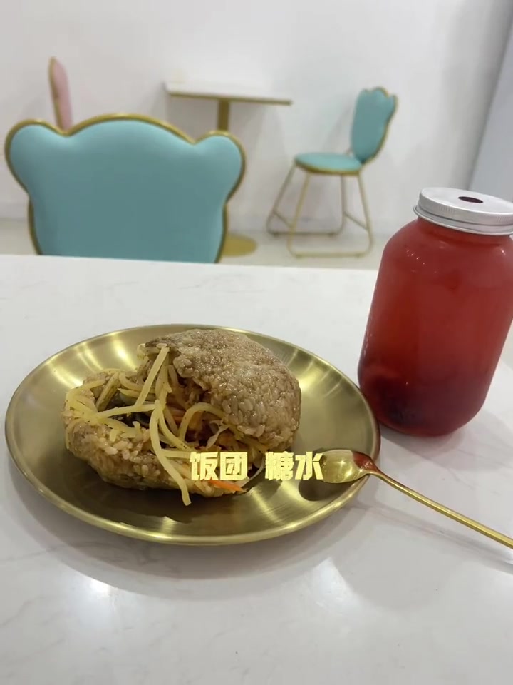 电视里经常看到的很好吃的饭团,在郑州也可以吃饭啦!好美味,里面馅料就有十多种难怪这么多人喜
