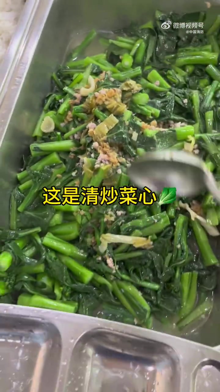 「沉浸式体验消防员开饭」干饭啦!今天跟着 的视角一起来看看都有哪些馋人的美食吧!酸菜鱼、麻