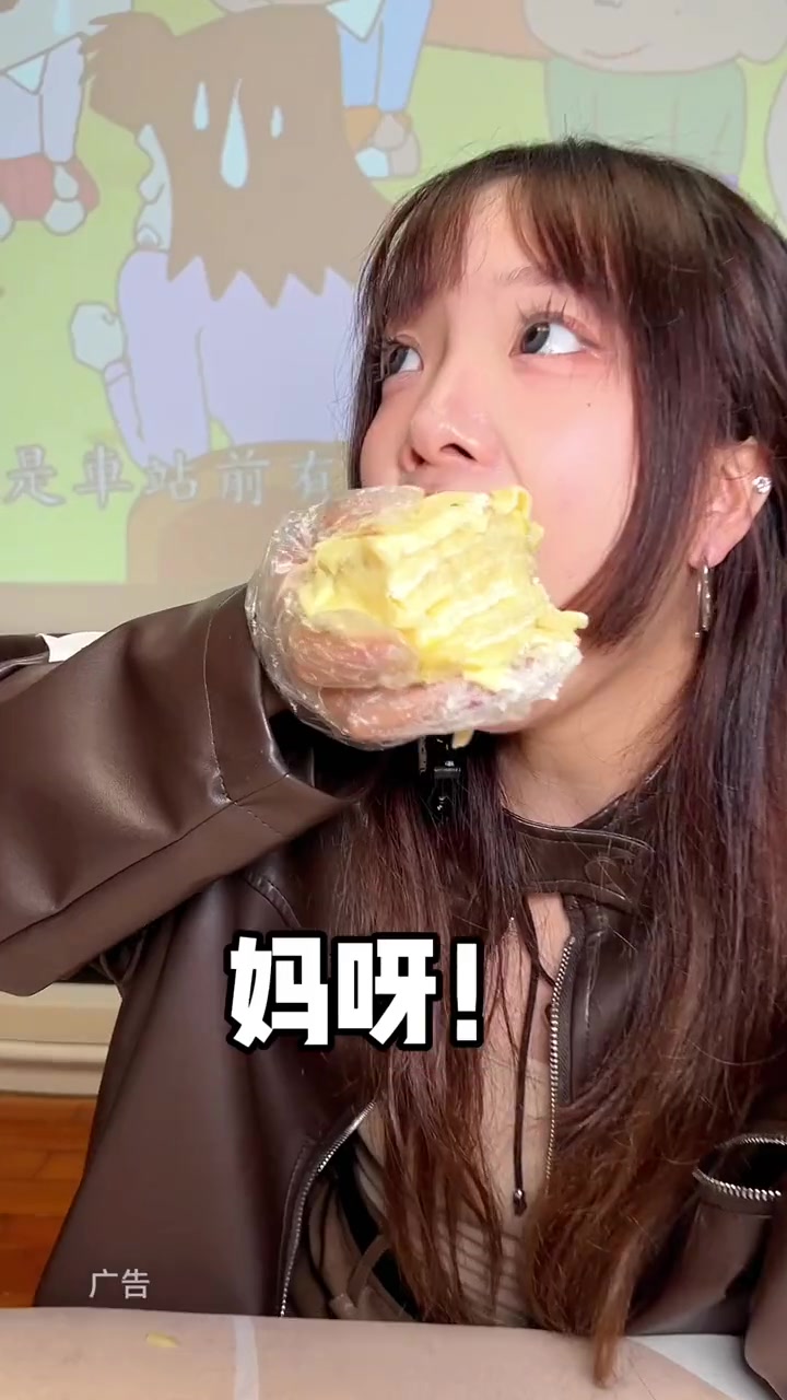 哇!真的不是在生啃榴莲肉吗!98就能安排千层了!十公里免费送到家!好好吃~ 甜品治愈一切 