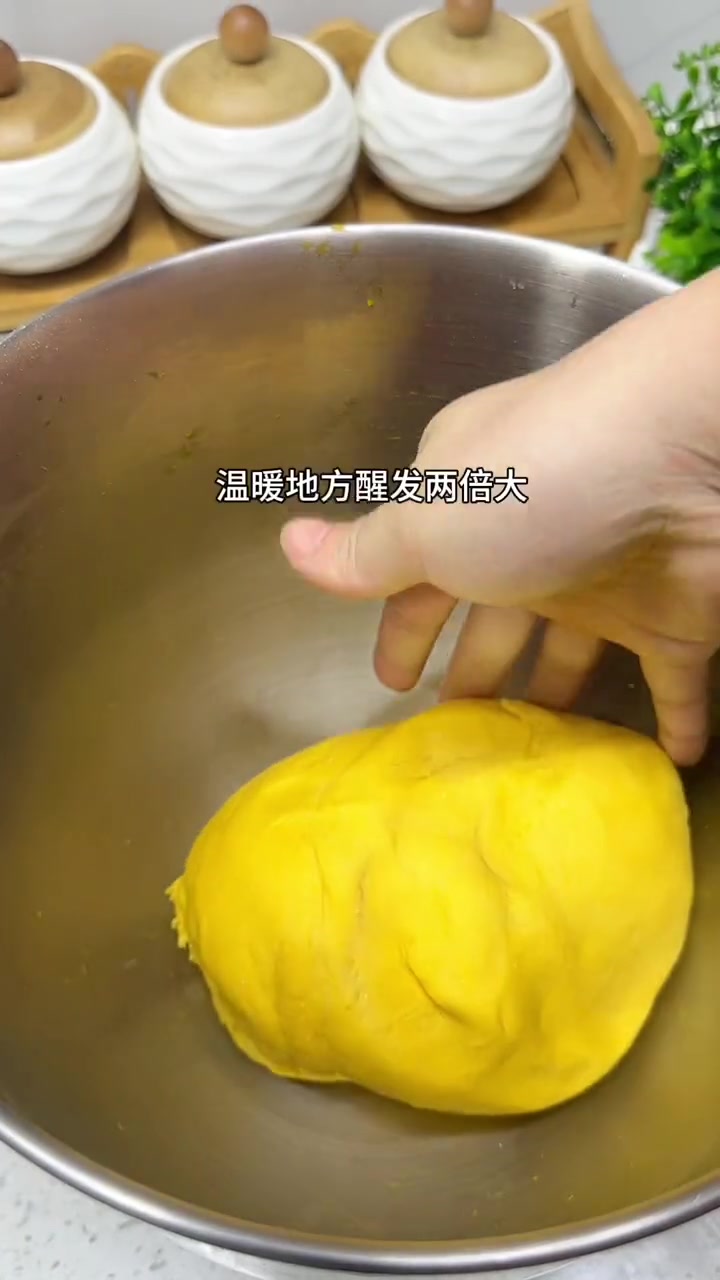 吃不完的南瓜揉进馒头里,做成南瓜红枣花卷馒头,松软香甜可好吃了 南瓜馒头 面食 柏翠pe4