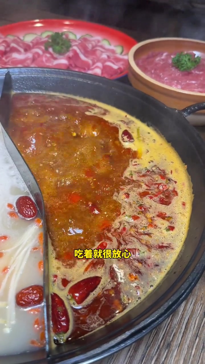 天儿冷吃点啥,最近太适合吃火锅了,给你们推荐隐藏在居民楼底下的宝藏火锅店,99元两个人吃到