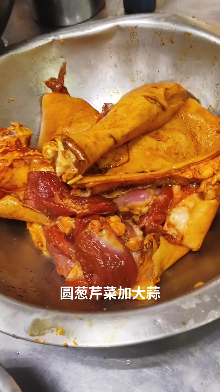 蒙古特色美食,石头烤山羊肉。石烹羊肉 -采用独特的烹饪方式-肉质鲜嫩,飘香四溢,大楼口吃肉