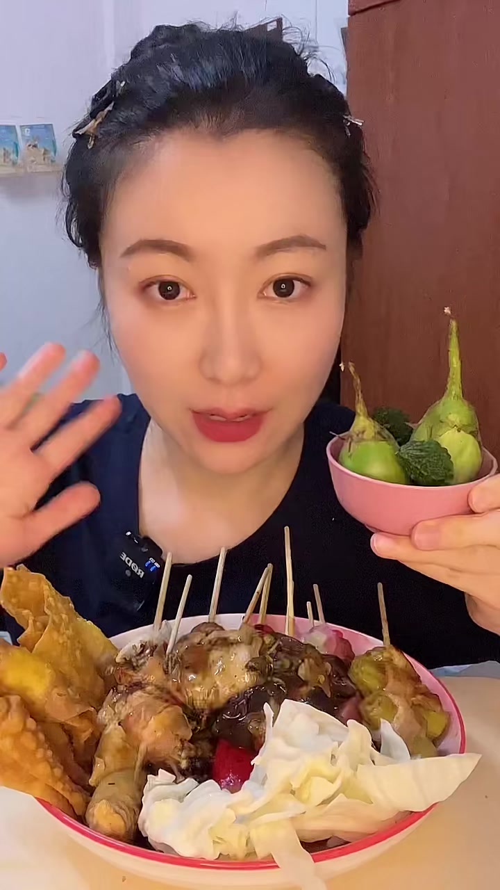 泰式辣酱烤串与生吃小蔬菜