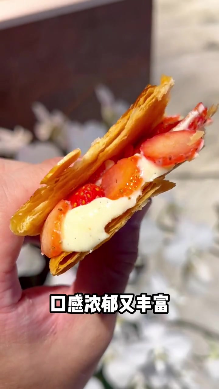 香港必吃甜品「打卡攻略」拿破仑千层 抹茶麻薯蛋挞 红豆豆乳麻薯卷 奶冻草莓冰 焦糖炖蛋泡芙