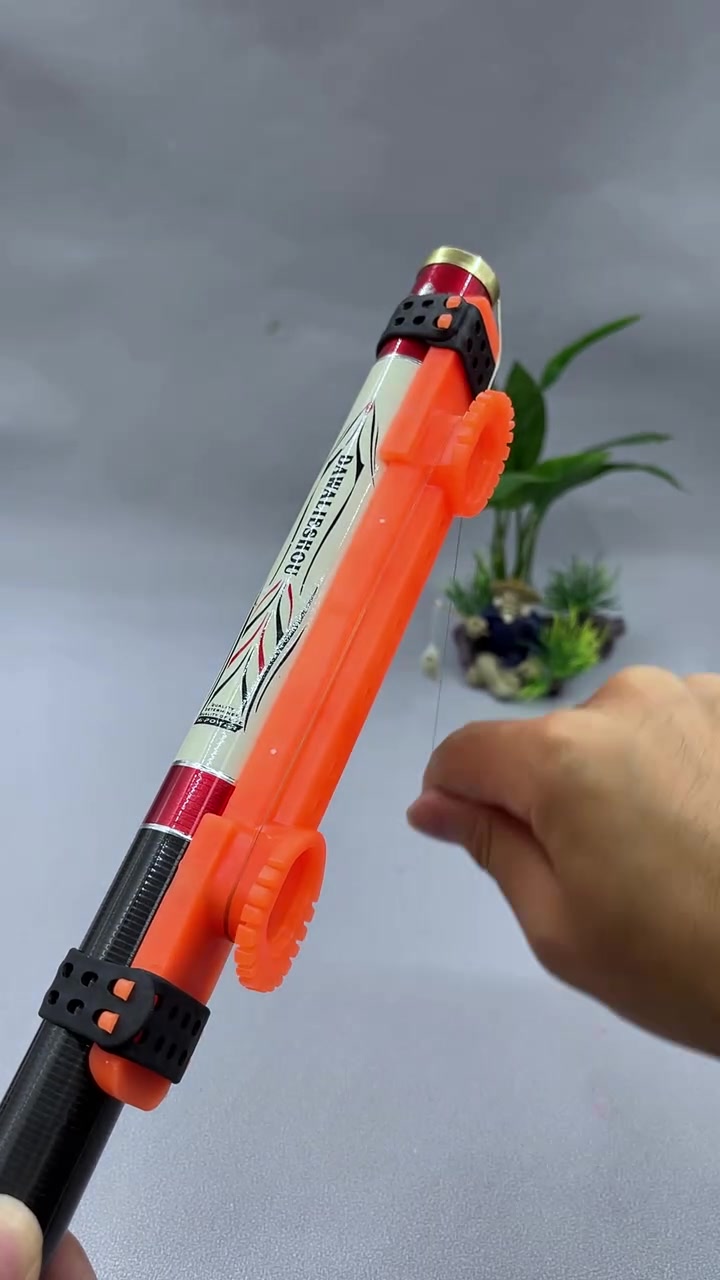 可调节新式绕线器,大小长短鱼竿通用,收线出线都非常方便,子线双钩也能收纳在上面