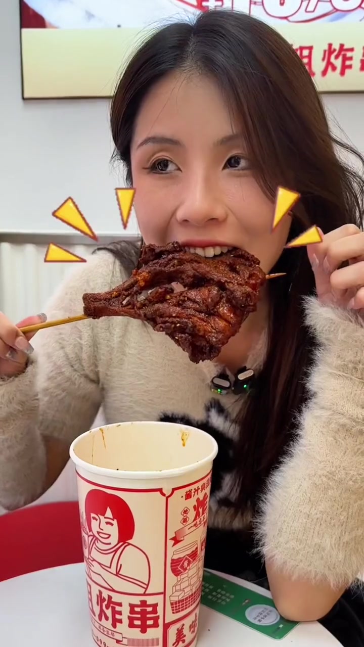 生炸大鸡腿!喜姐炸串 喜姐大鸡腿 老板给我加鸡腿 嘎嘎好吃 无辣不欢