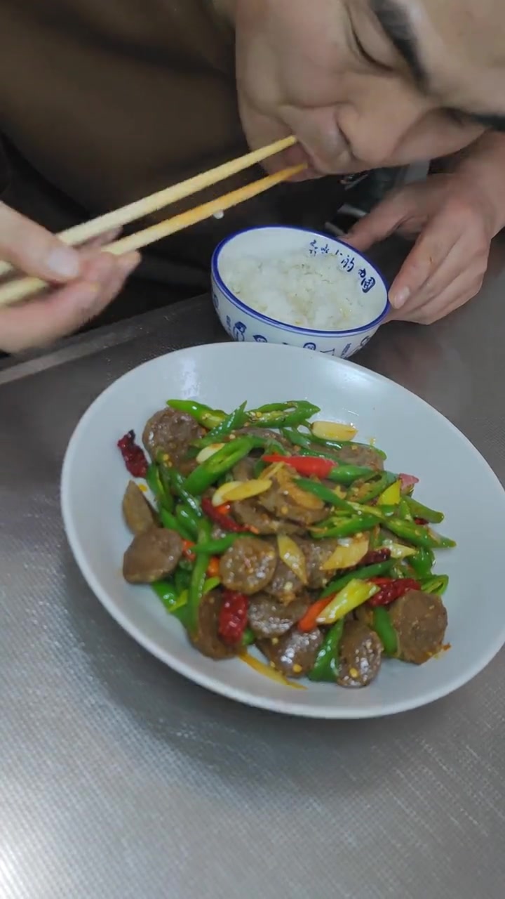 今天分享一道下酒又下饭的,爆炒牛肉丸 就是这个味儿 家常便饭吃得香 家常小炒