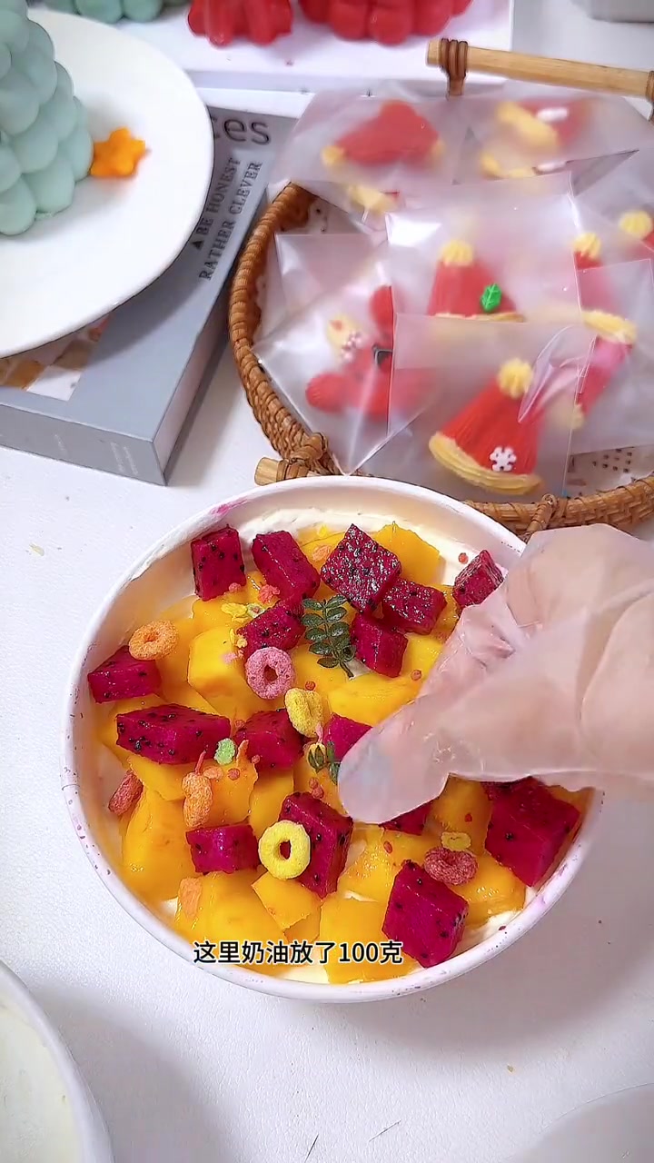 创作灵感 29.9一盒碗装水果蛋糕,进口奶油新鲜水果,现做紫薯芋泥馅,你们觉得赚吗?盒子蛋