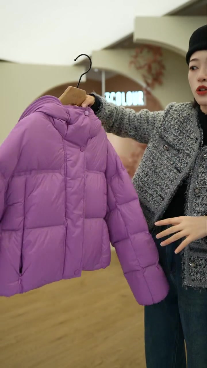 帽身花朵造型立体饱满,不仅带来温暖感,更增添俏皮风格,短款面包服版型,不挑人的存在!秋冬新