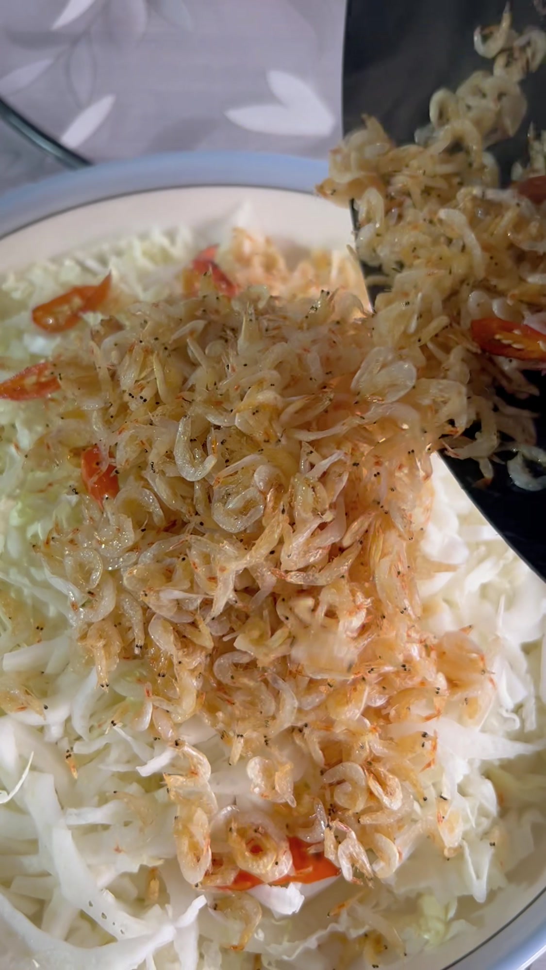 今天渔民老海做道虾皮凉拌白菜心,鲜香脆爽,简单好做,太好吃了