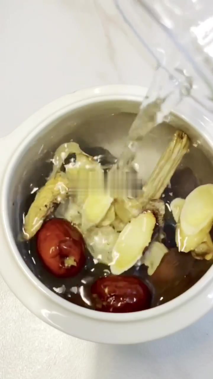 秋冬女生一定要多喝高丽参当归乌鸡汤