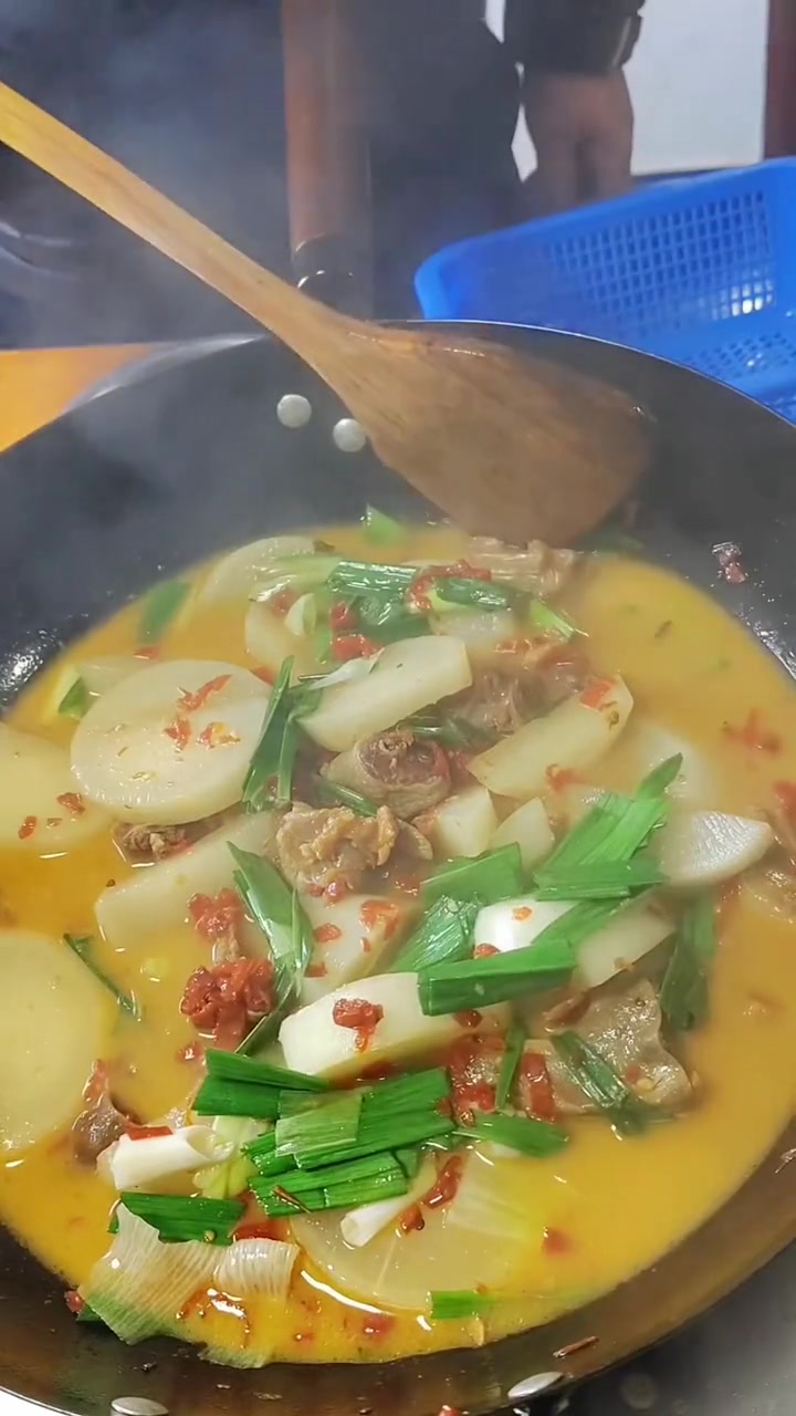 在湖南家喻户晓的美食不只有风吹鸡,还有风吹鸭,自然风干,易保存,拿来做火锅炖萝卜煮青菜下粉