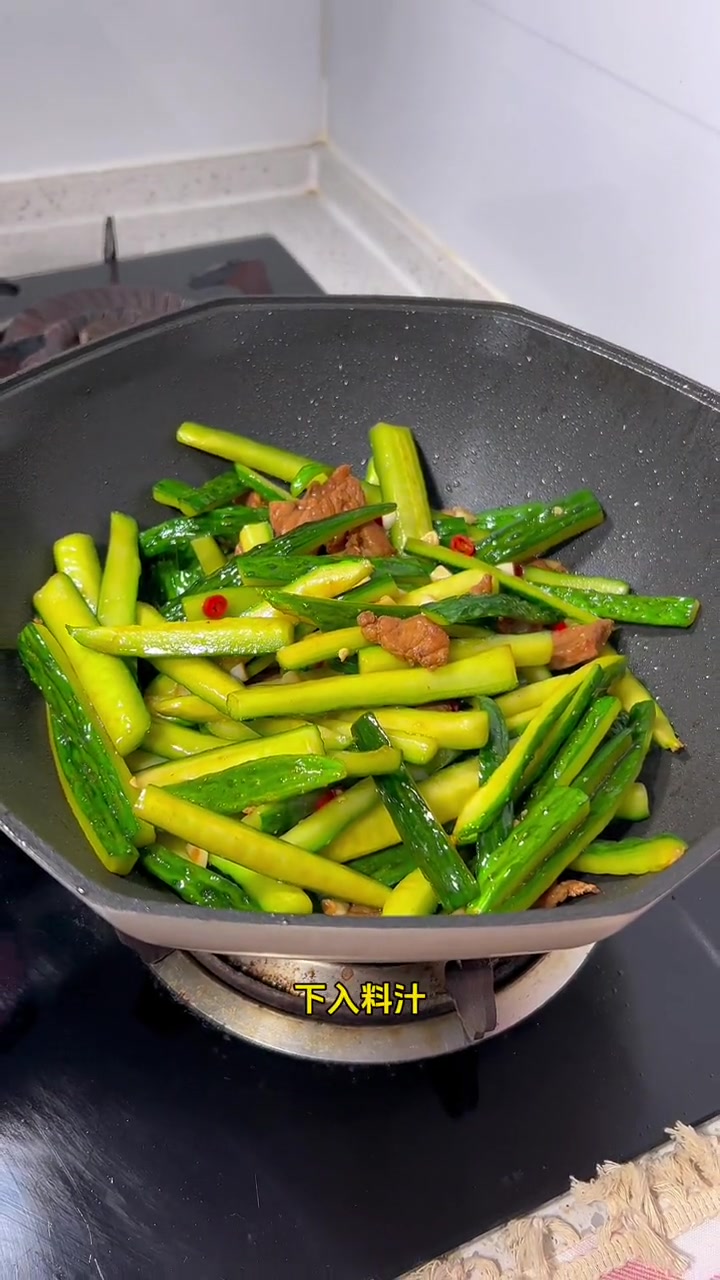 脆脆的黄瓜谁不爱呢!黄瓜炒肉 黄瓜炒肉家常做法 黄瓜 男人会做饭生活更浪漫 黄瓜炒肉片做法