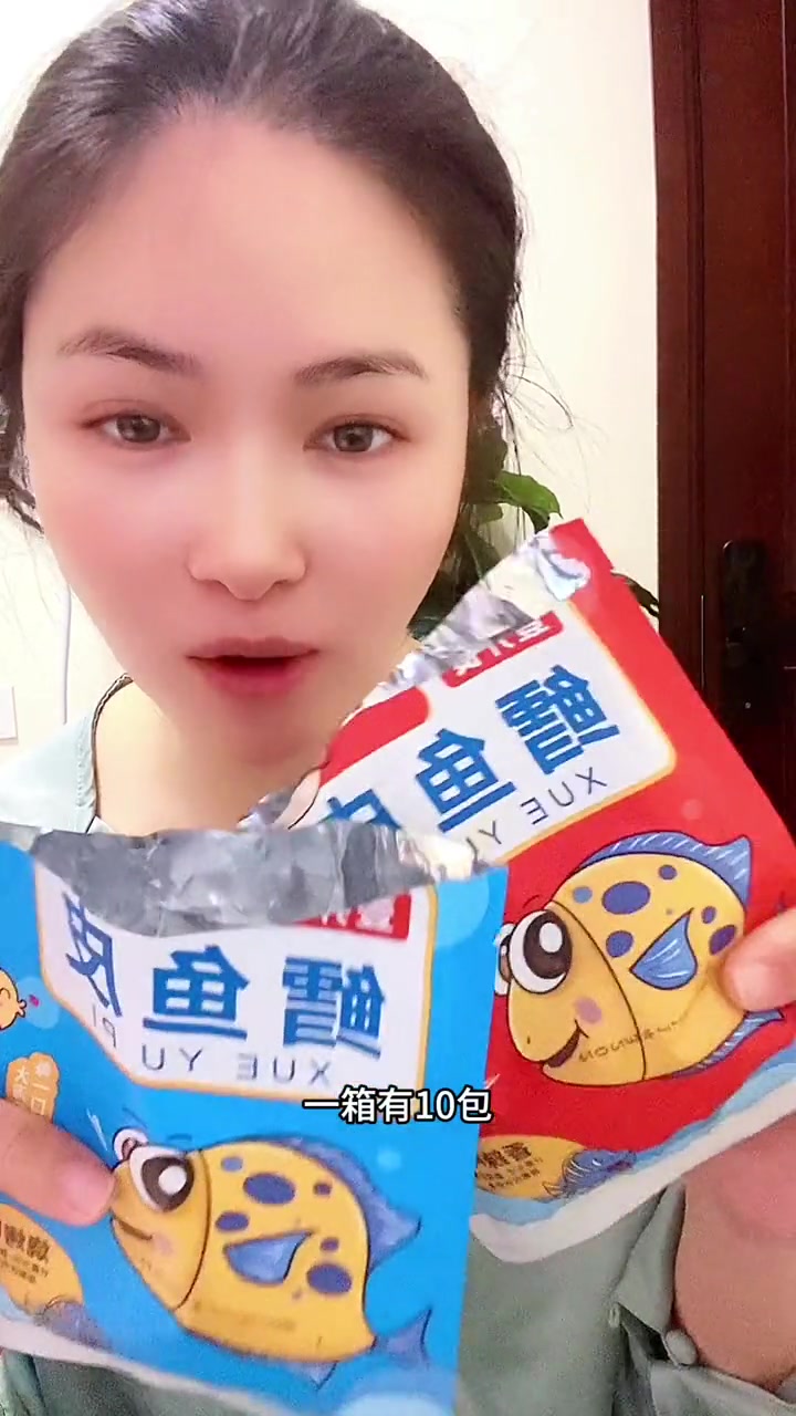 鱼皮 甜辣口的味道还挺特别的,关键它便宜,个位数一整箱10包,吃个过瘾。哇又便宜又好吃 解