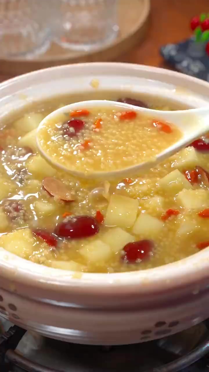 「苹果小米粥」冬季温补御寒美食,脸红气色好,暖心又暖胃,快学起来吧。和我一起学做菜