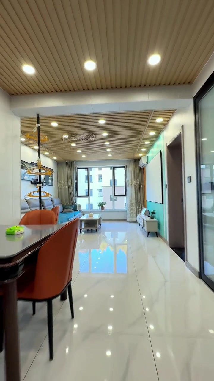 本溪县75平两室一厅温泉民宿(转运汤沟温泉水),可容纳4-5人。室内有温泉泡池,有厨房有冰