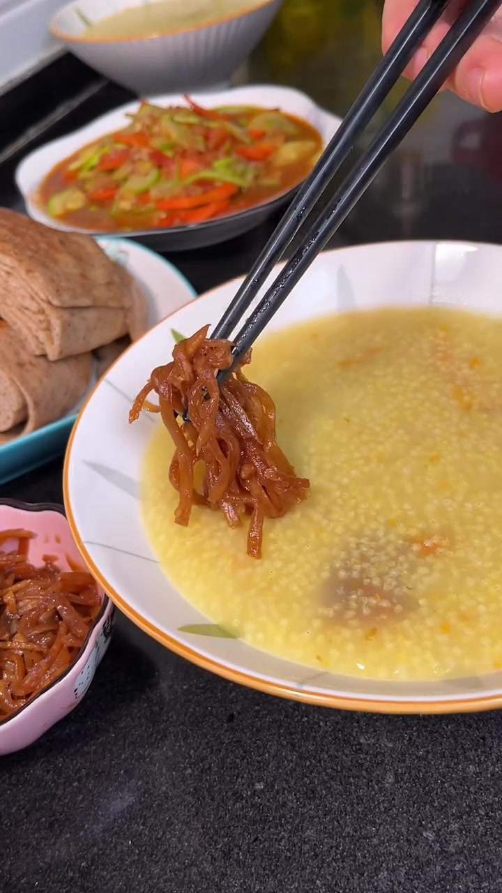 简简单单的晚餐小米红薯粥。醇香浓厚。还是小时候的味道