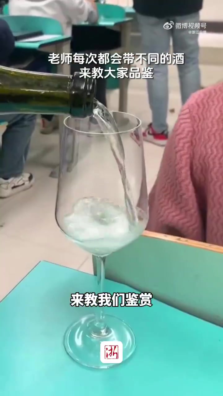 「大学生分享学校品酒课Cheers」11月18日,新疆石河子大学,大学生分享自家学校的品酒