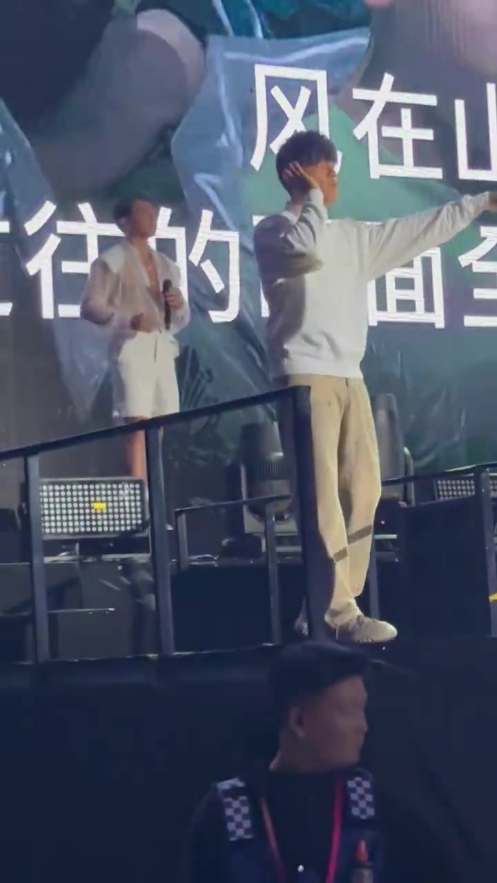 周杰伦演唱会,刘畊宏就在后面负责展示肌肉「笑哭」