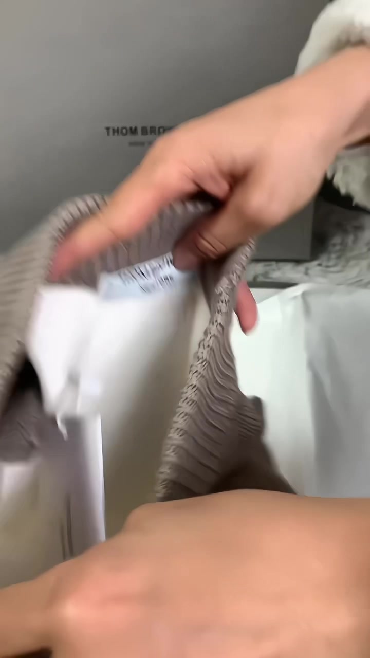 TB汤姆布朗黑灰针织标志性三条杠毛衣