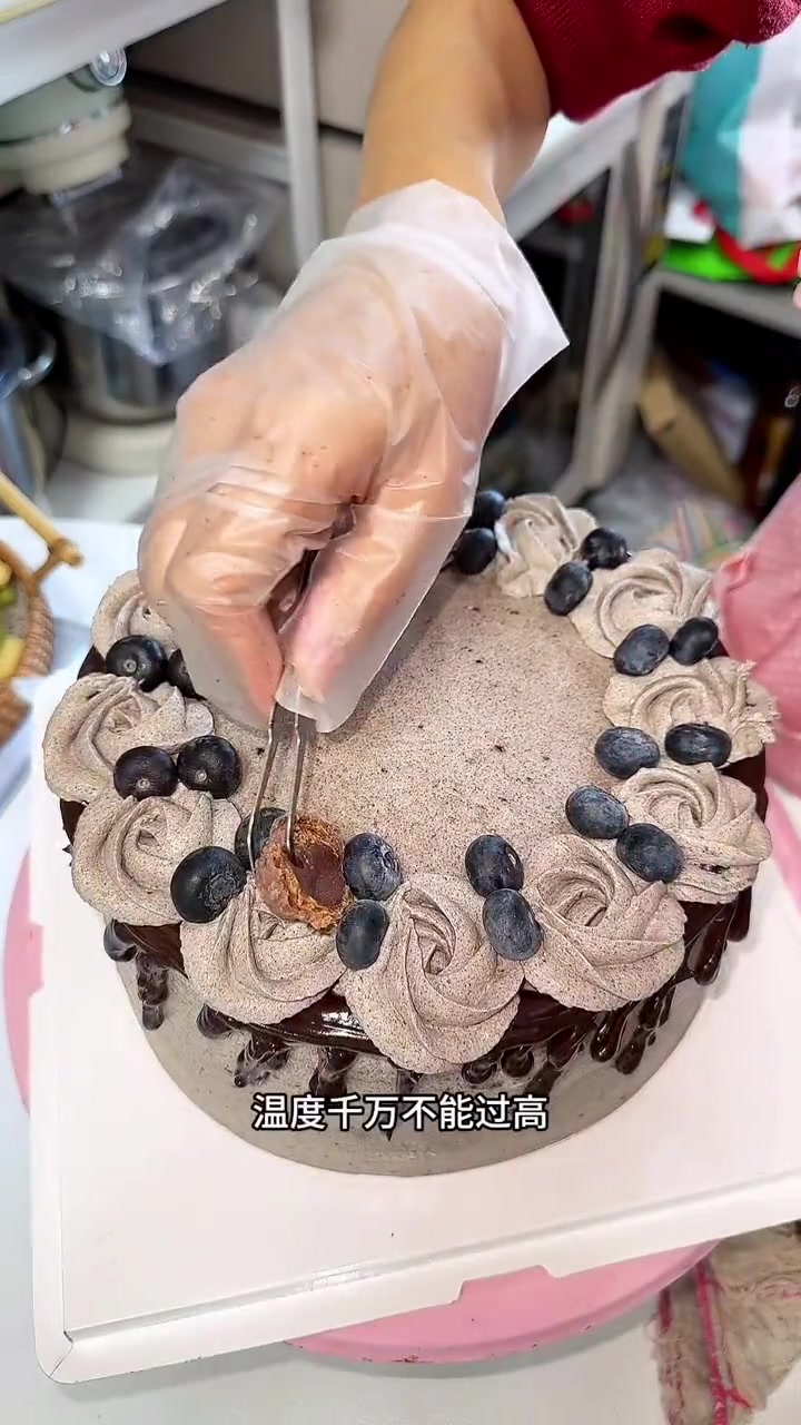 创作灵感 奥利奥蛋糕 细节决定成败,我败就败在心急吃不了热豆腐的淋面上了,今天的蛋糕好惨 