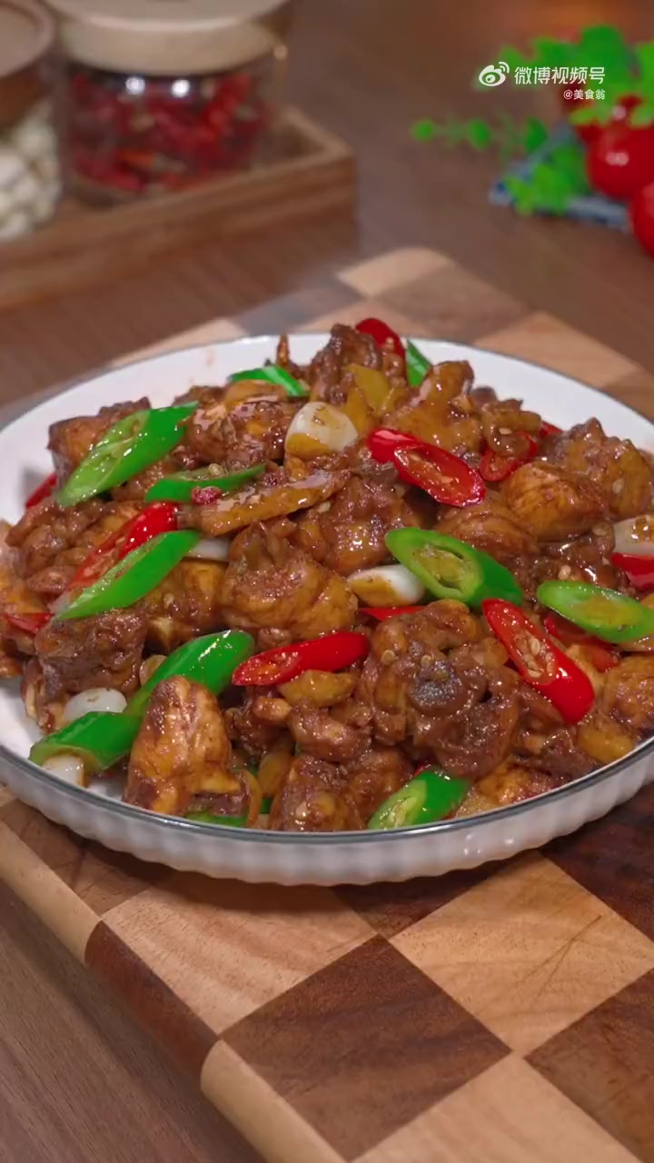 厨艺教程 美食时刻  以后要是想吃鸡了,你就像我这样做个爆炒尖椒鸡,做法简单,香辣开胃,特