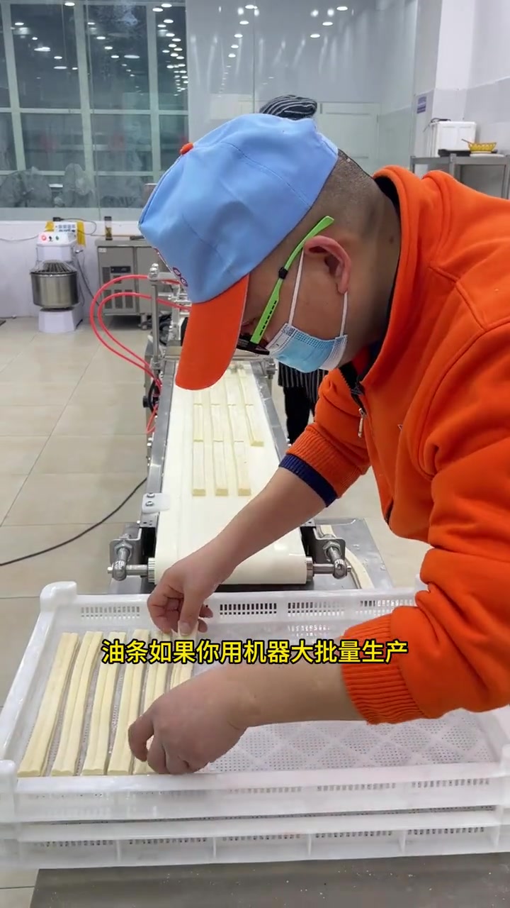 这样一台中小型油条机,就可以供应一个小县城的量了,2-3个人就可以生产,不占地方 全自动油