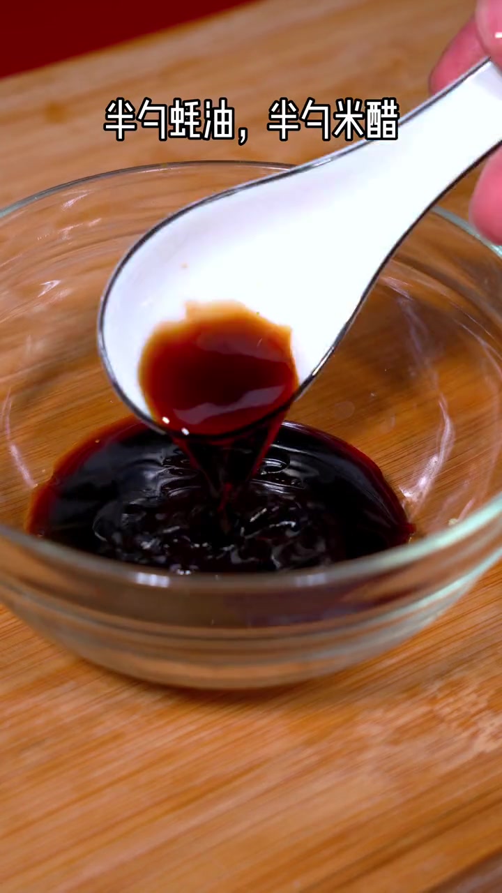 葱烧木耳是一道非常好吃的家常菜,营养丰富,平时可以多吃它 木耳