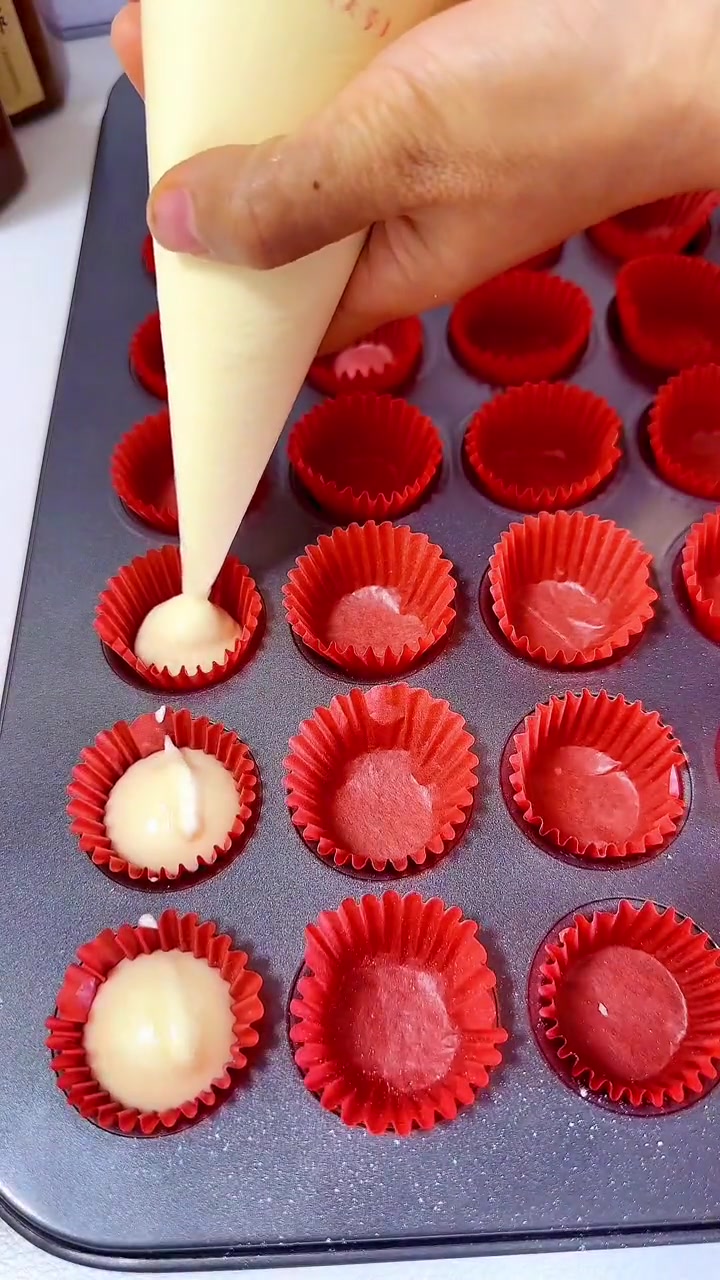 创作灵感 孩子生病就想吃妈妈做的小蛋糕,蓬松柔软,一口一个太哇塞了 哄娃神器 迷你小蛋糕 