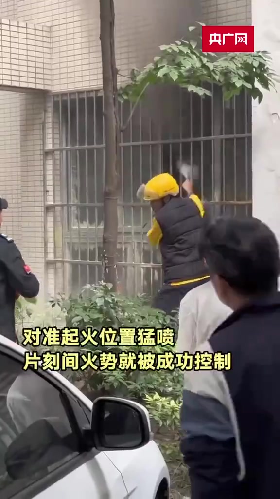 「平凡人也能成为英雄!外卖小哥送餐路上飞奔灭火「赞」」送外卖途中骑手顺道救了场火 近日,四
