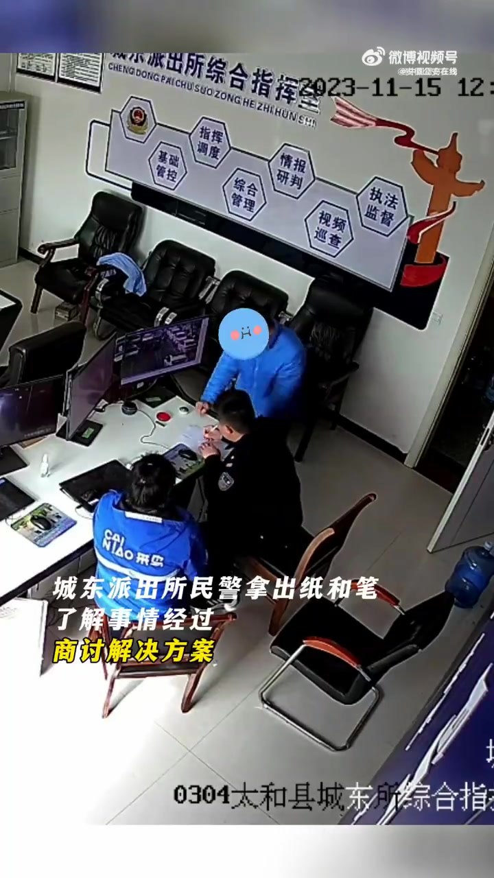 近日,安徽阜阳一位聋哑人王先生与快递员张女士因驾驶三轮车发生剐蹭产生纠纷继而大动干戈。安徽