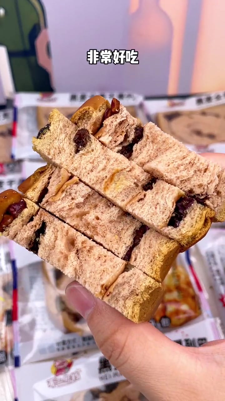 全家人都喜欢吃的大列巴,我又回购了,它里面的配料特别足有葡萄干、核桃仁、红枣,早餐搭配牛奶