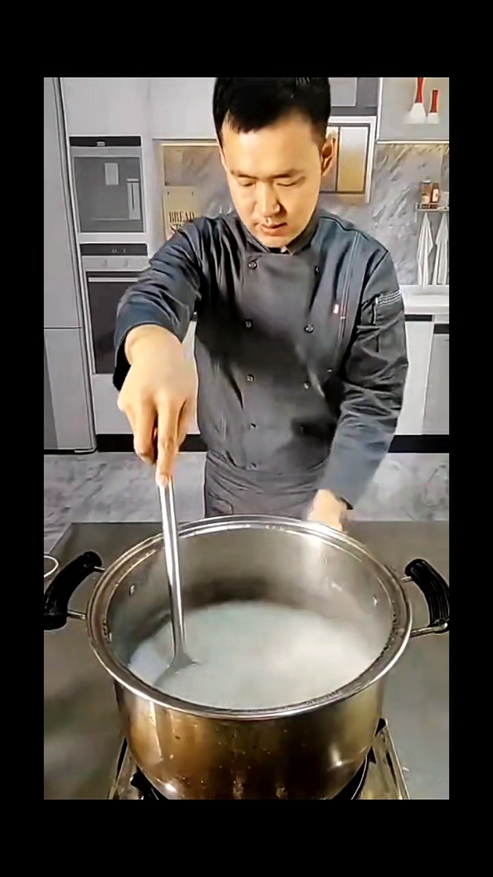 晚餐不想吃饭,可以熬点。#牛奶燕麦粥。简单方便又营养