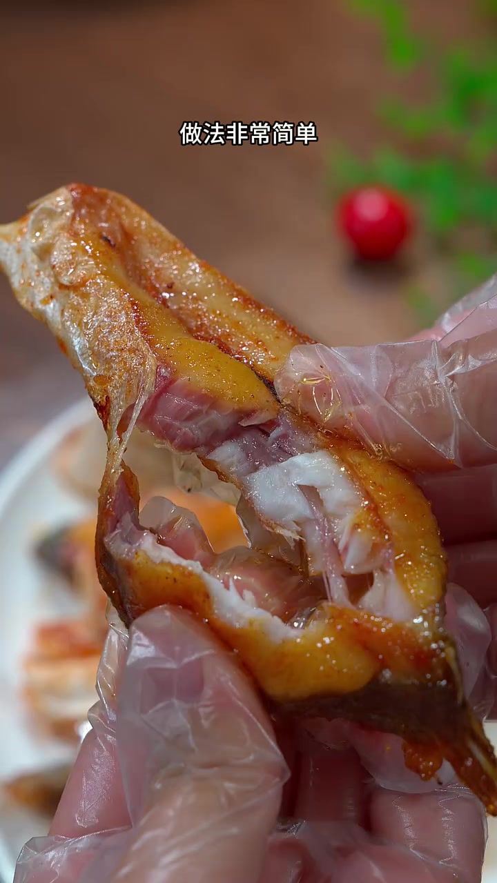 金鲳鱼这样煎一煎,椒香酥脆,真的很好吃