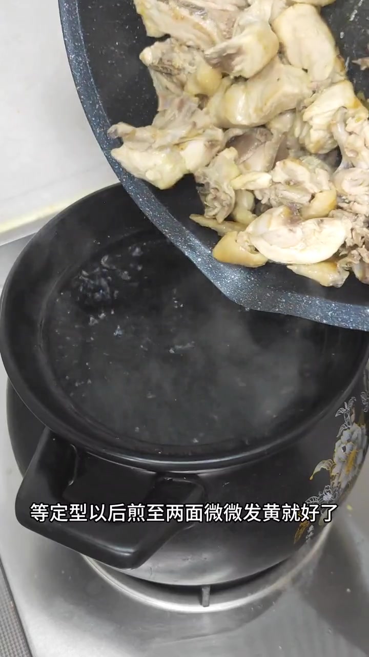 天气降温了,给家人炖一锅,鲜菇炖鸡 汤鲜味美 这一碗好过瘾