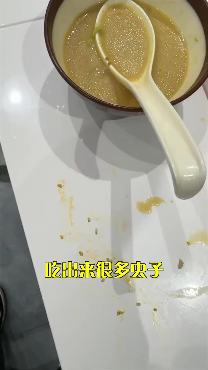 女子称在张亮麻辣烫吃出数条虫子:警察来了,店家硬说是豆芽!