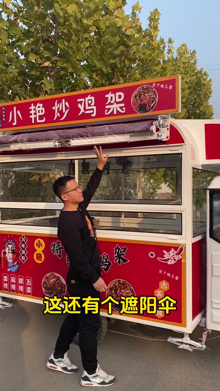 铁板鸡架最近很火啊!车子订的也多。铁板鸡架设备 电动餐车小吃车美食车 餐车 烧烤车 流动摆